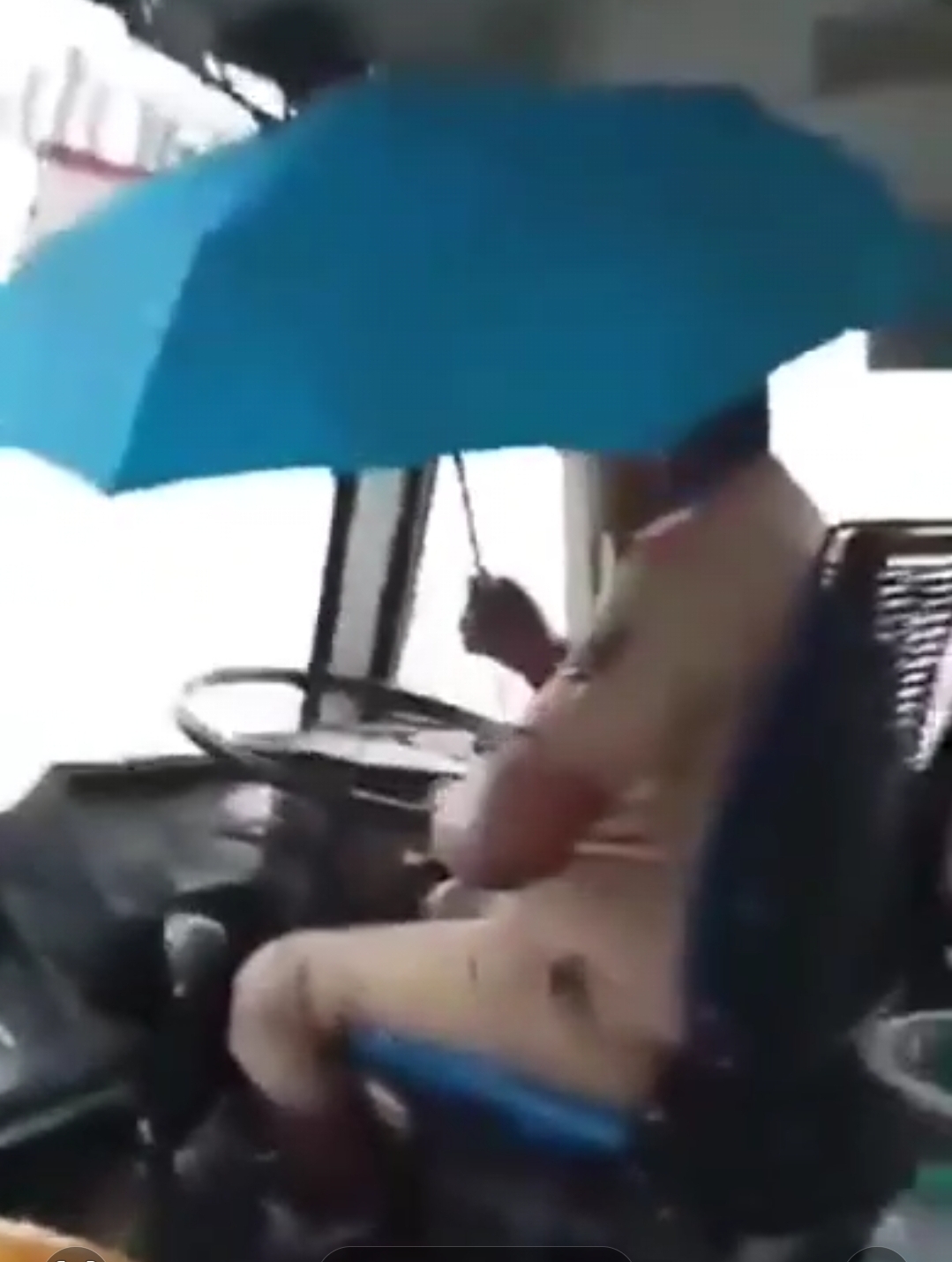 *बस चालकाला गळक्या बसमुळे एका हातात छत्री धरून बस चालवण्याची नामुष्की ओढवली*