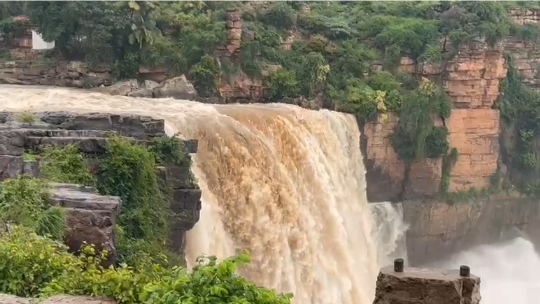 *गोकाकच्या धबधब्याने मुसळधार पावसामुळे रौद्ररूप केले धारण*