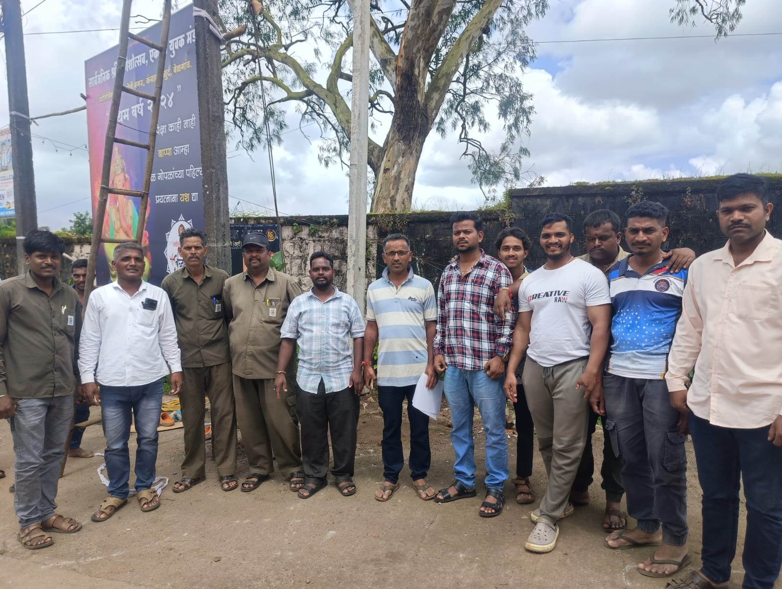 *॥ कंग्राळी ज्योतीनगर येथील रस्त्यावरील विद्युत खांब स्थलांतरित ॥*