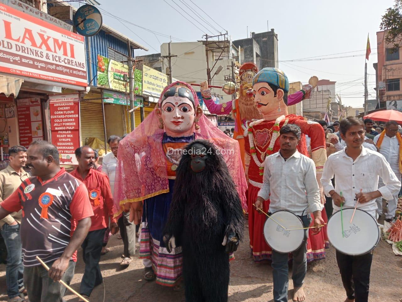 या निमित्त पदपाथ व्यापाऱ्यांनी शहरातून काढली मिरवणूक 