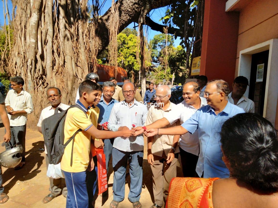 *दहावीच्या विद्यार्थ्यांना फुले देऊन शुभेच्छा*