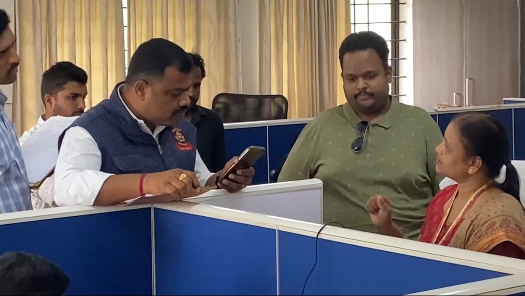 *बेळगावातील सरकारी कार्यालयांमध्ये लोकायुक्तांची धडक कारवाई; भ्रष्टाचाराच्या आरोपांमुळे खळबळ*