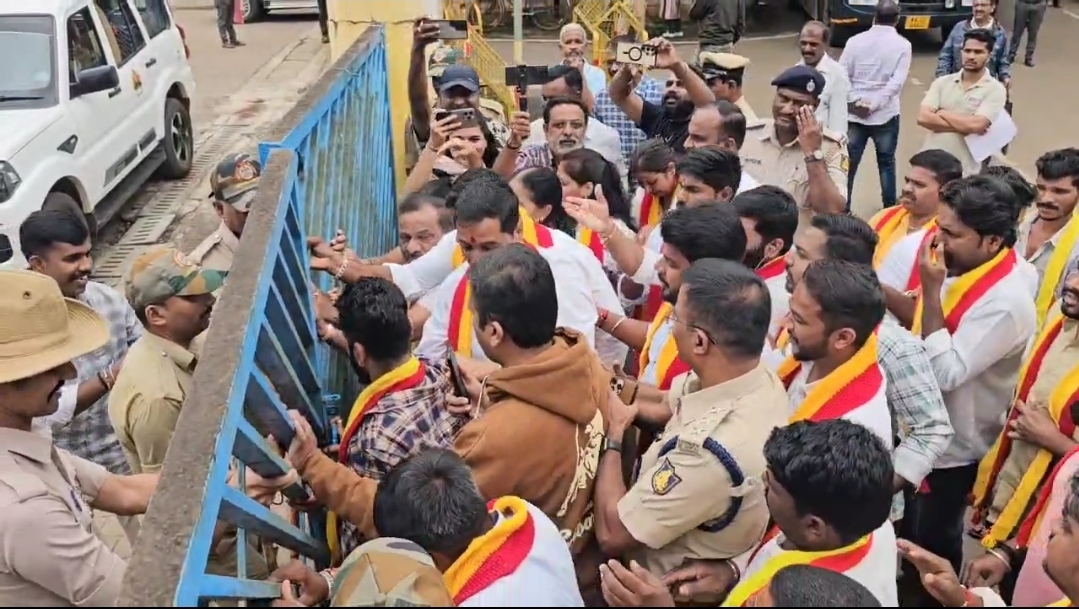 *ईद मिलाद मिरवणुकीतील उर्दू-इंग्रजी बॅनरवर करवे संतापले*